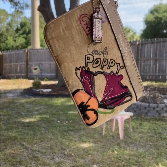 🦋 COACH Poppy Butterfly Wristlet - Cream & Metallic Satin Trim | RARE - Picture 2 of 11